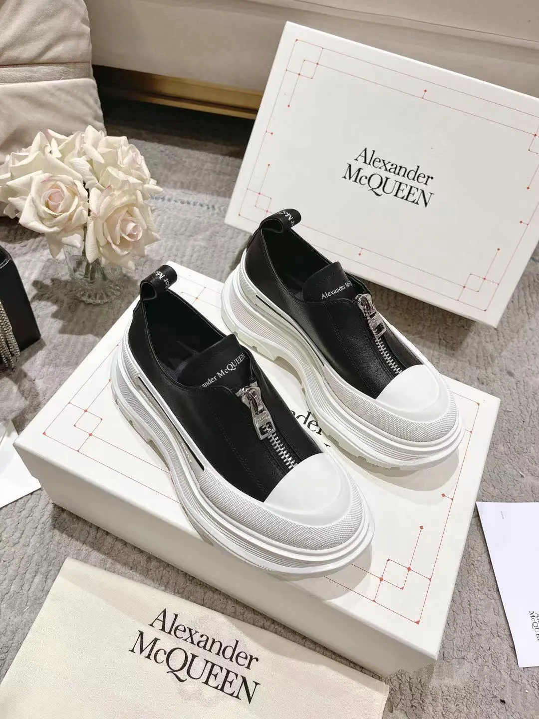 👟👟Ex-factory price 600👟👟 Men's size +10 2023 McQueen classic hot style, top version! ALEXANDERAIexanderMcQUEEN✅ has been certified. The latest 2023 counters will be launched at the same time, international T stage catwalk models. 💯Purchased from top ZP, the original version is 1:1 customized, perfectly reproduced, embellished with waterproof zippers on off-road inspired clothing, with imported anti-wear super soft sock cuffs, 3D glue bright strips, excellent comfort, outsole: original TPU double-layer combination outsole. Fabric: Imported silk cow leather Lining: Imported super soft Lycra/space cloth Foot pads: Imported silk sheepskin Size: 35-40 for women, 39-45 for men. Color: all black, black and white, all white, (add 10 for men’s model)